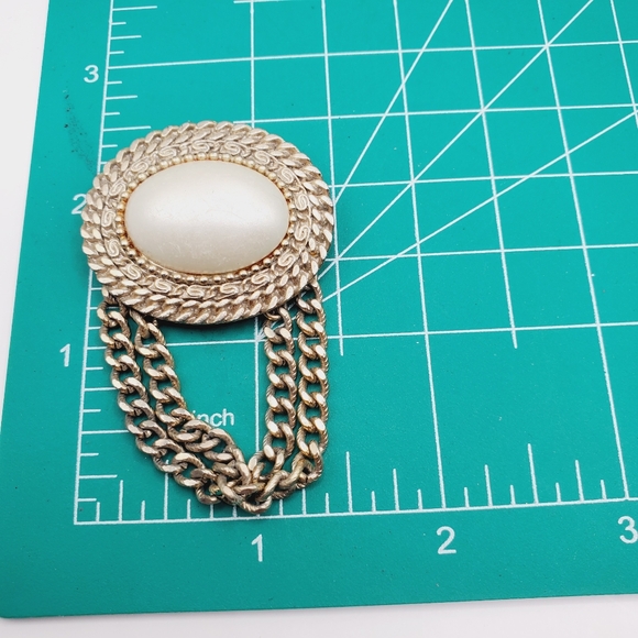 Vintage Gold Tone With White Cabochon Chain Swag Brooch Pin - Picture 4 of 4